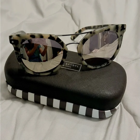 Henri Bendel New York Cat Eye Tortoiseshell Sunglasses - Picture 4 of 7